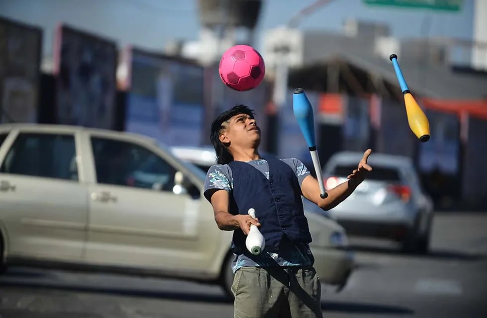 En foco
Ignacio malabarista malabares en la costanera y Puente Alvear
Fotografia José gabriel Hernández