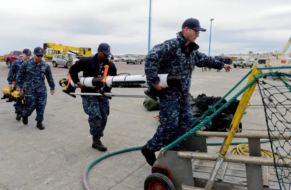 Embarcaron 38 tubos de oxígeno hacia la zona de búsqueda del submarino. (AP).