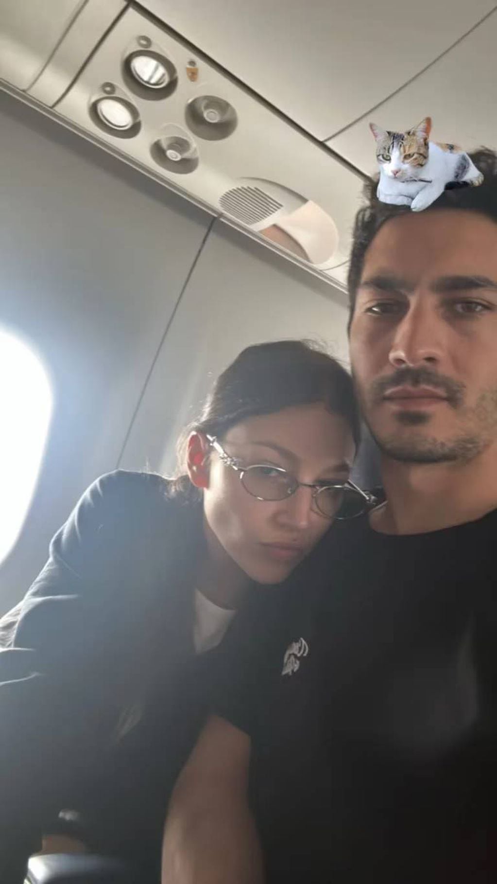 El romántico momento de Úrsula Corberó y el Chino Darín arriba de un avión.
