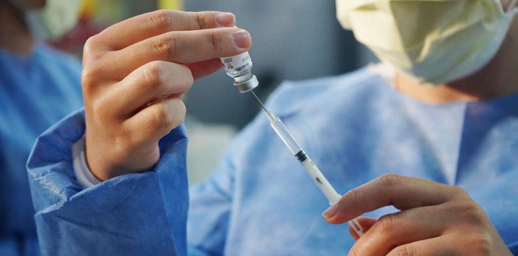 La vacuna AstraZeneca utiliza un adenovirus modificado como vehículo para transportar el antígeno al cuerpo humano sin causar enfermedad