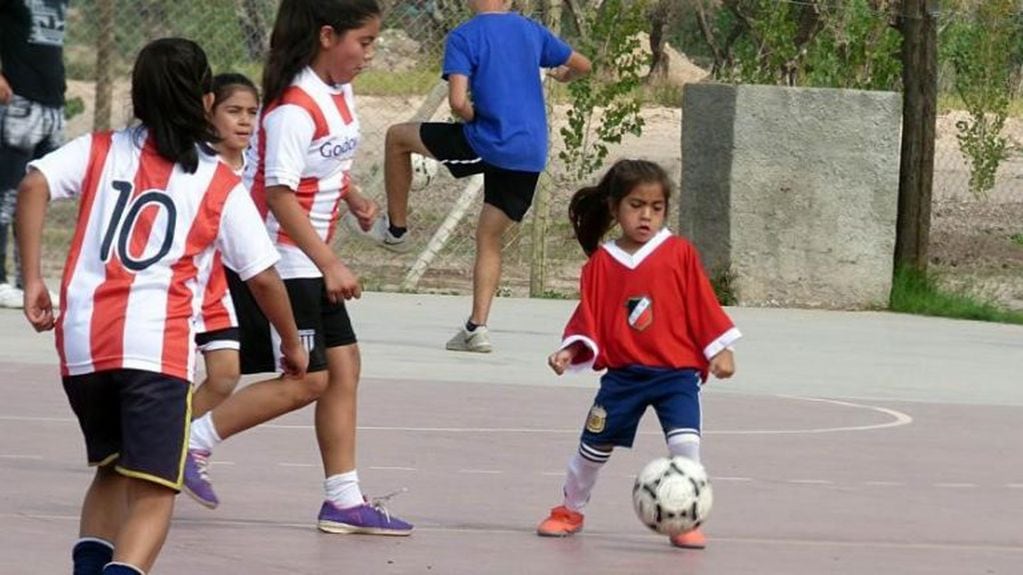 Celeste Urra practica fútbol en Deportivo Maipú. Foto: gentileza Vicky Vargas, prensa de Deportivo Maipú