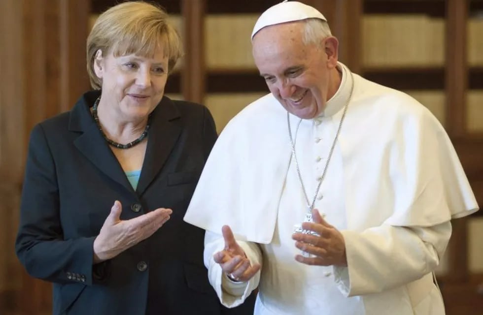 S080 CIDAD DEL VATICANO (VATICANO), 26/04/2016.- Fotografía de archivo fechada el 13 de mayo de 2013 y facilitada hoy, 26 de abril de 2016, por el Gobierno Federal de Alemania,que muestra al papa Francisco (d) mientras conversa con la canciller alemana, Angela Merkel, durante su reunión en el Vaticano. Merkel anunció que asistiru00e1 a la ceremonia entrega del Premio Carlomagno 2015 el próximo 6 de mayo en Roma, donde el pontífice argentino se convertiru00e1 en el galardonado nu00famero 58 con esta prestigiosa distinción. EFE/GUIDO BERGMANN Su00d3LO USO EDITORIAL/PROHIBIDA SU VENTA ciudad del vaticano papa francisco angela merkel canciller de alemania visita ciudad del vaticano reunion con el papa