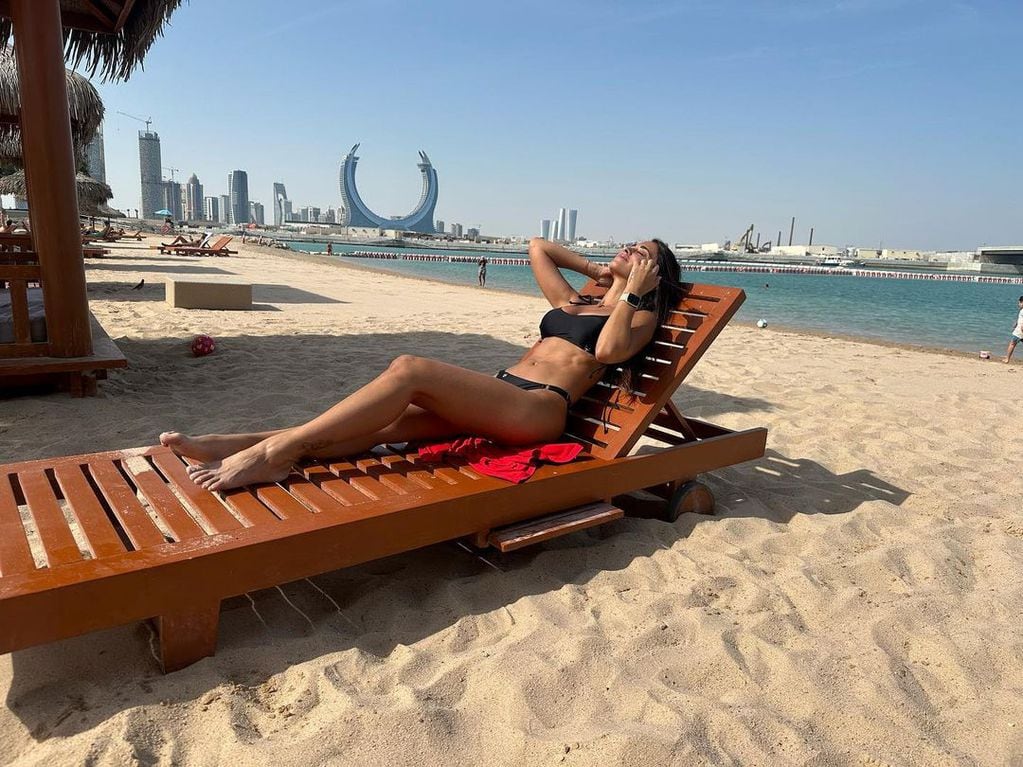 Antonela Roccuzzo disfrutó de la playa de Doha.