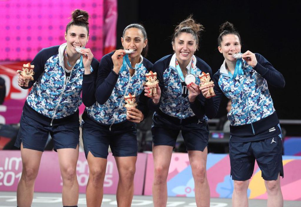 La selección argentina de básquet femenino se consagró en la modalidad 3x3. Obtuvo la medalla de plata. (Foto: AP/ Martín Mejía).