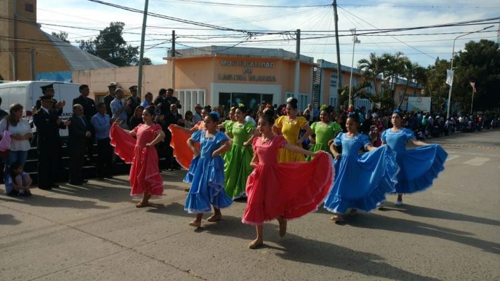 Todos los sectores sociales de Laguna Blanca participaron del desfile por el aniversario