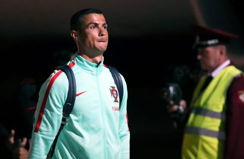 Portugal national team forward Cristiano Ronaldo is seen upon the team's arrival at Kazan airport late on June 14, 2017, to take part in the 2017 FIFA Confederations Cup football tournament in Russia.  / AFP PHOTO / Roman Kruchinin