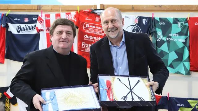 El presidente de la Liga Rafaelina de Fútbol, Fabián Zabrun y el gobernador Omar Perotti