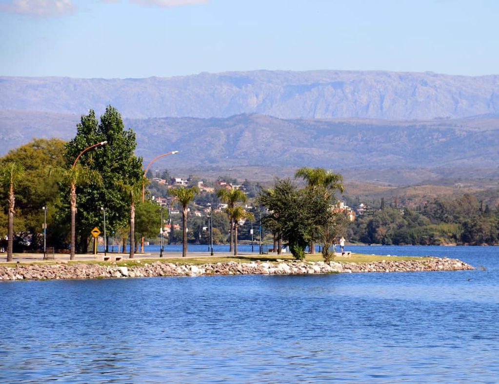 Costanera de Villa Carlos Paz, a la vera del lago San Roque.