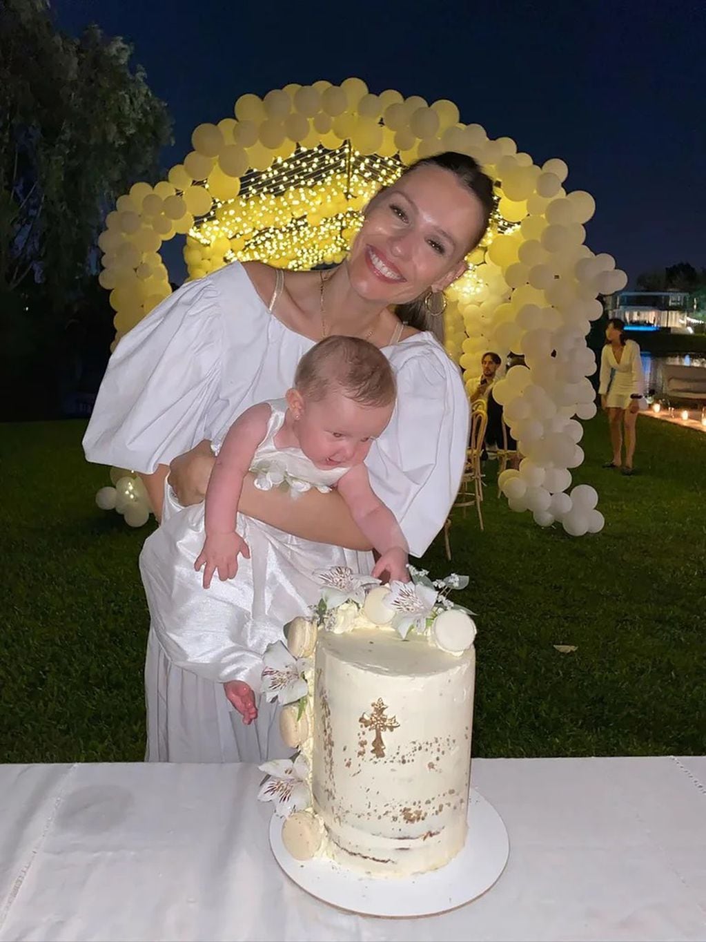 El total white de Pampita y Ana para el bautismo de la bebé.