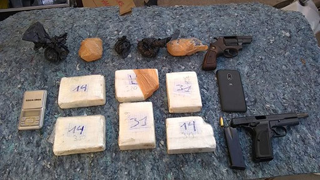 Drogas y armas secuestradas en Villa María.