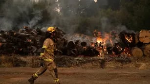 Ayuda internacional empieza a operar en el epicentro de incendios en Chile