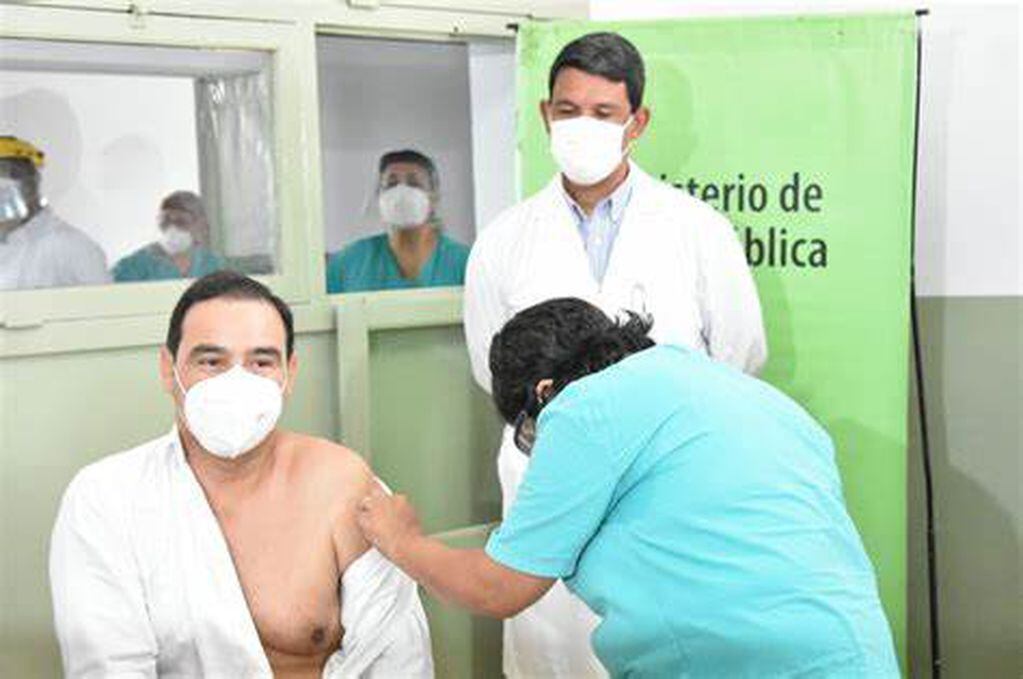 Por la mañana ni bien iniciada la campaña, el gobernador Valdéz, se vacunó.