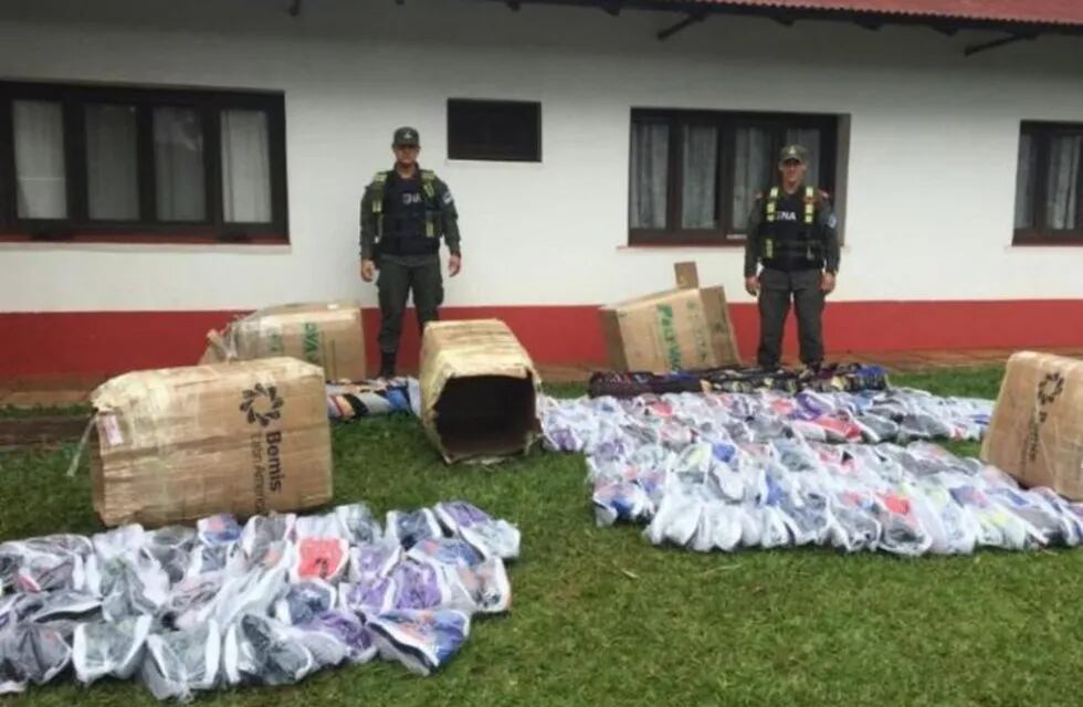 Los paquetes con zapatillas y gorras que traían dos contrabandistas desde Brasil. (Irigoyeninforma)