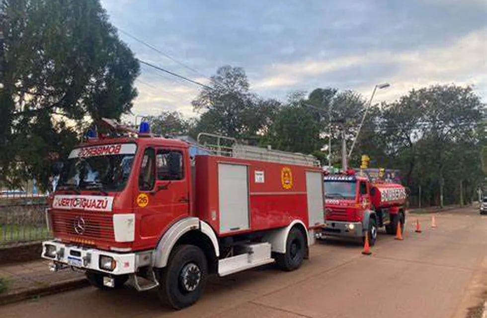 Bomberos Voluntarios de Puerto Iguazú enviaron refuerzos para combatir incendios.