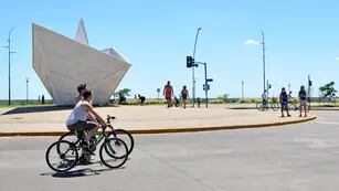Ciclistas y peatones disfrutan del sol en Rosario