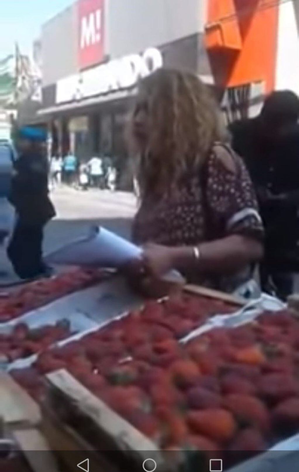 Viral: intentan decomisar las frutillas de un vendedor ambulante