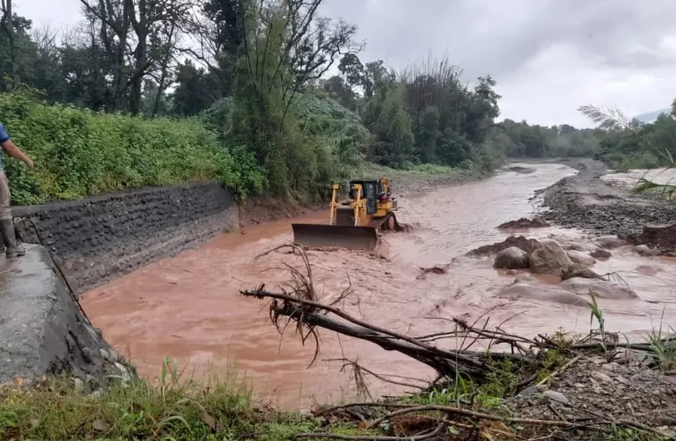 Las copiosas lluvias de las últimas semanas provocan crecidas en ríos y arroyos, y cortes en rutas en distintas regiones de Jujuy.