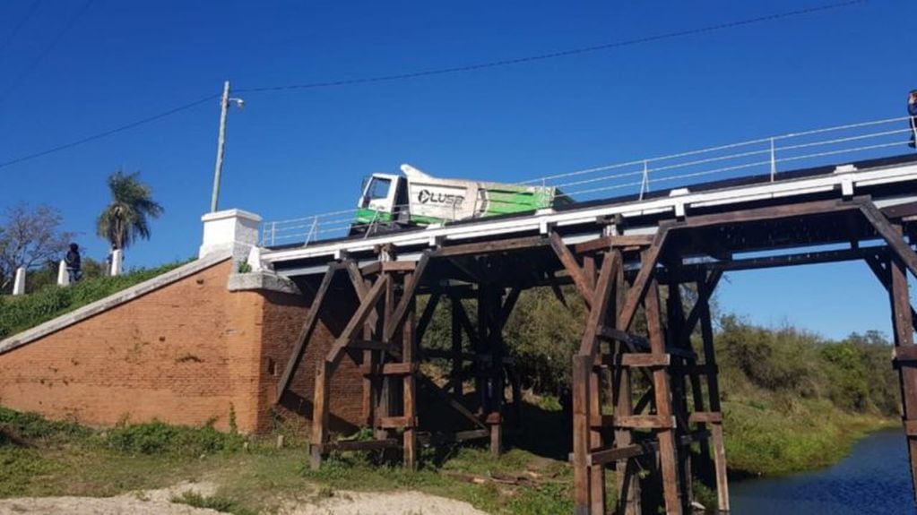 El camión de Lusa que rompió el histórico Puente Pexoa.