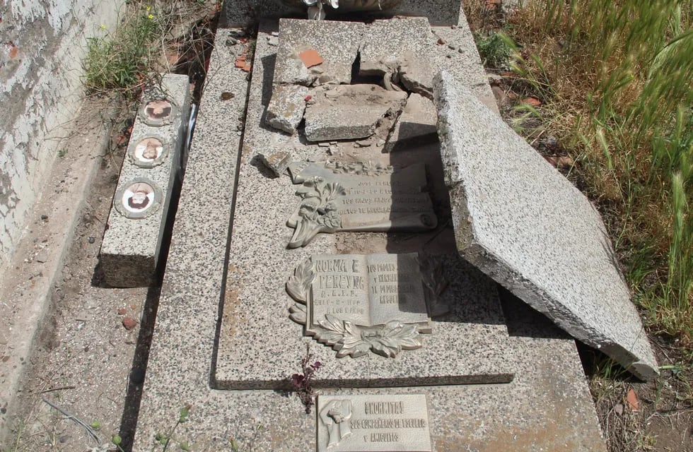 Una de las tumbas en el Cementerio de Punta Alta.