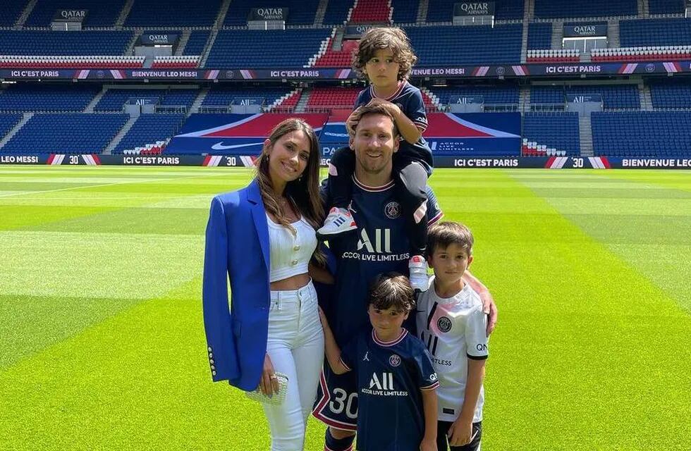 La familia posó para la foto en el Estadio Parque de los Príncipes (PSG).