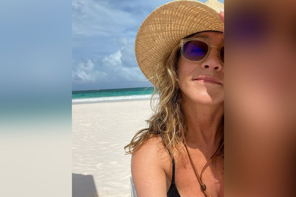 Jennifer Aniston disfrutando de sus vacaciones en la playa.