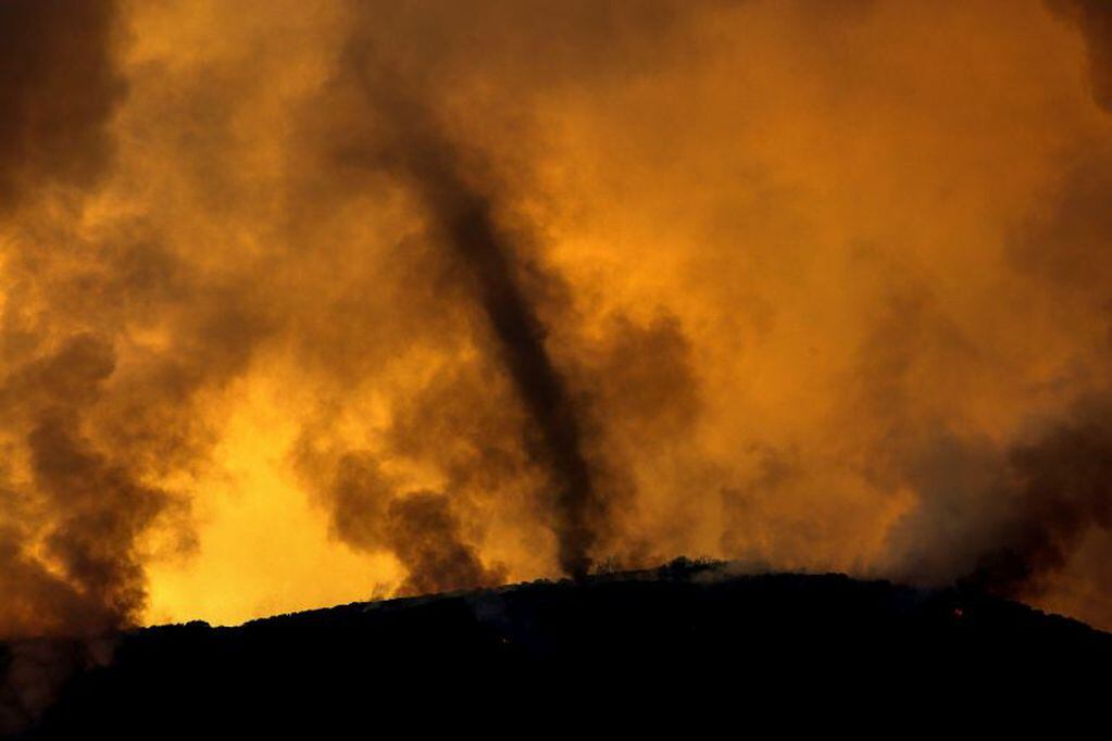 Las llamas destrozan todo (crédito: AFP).