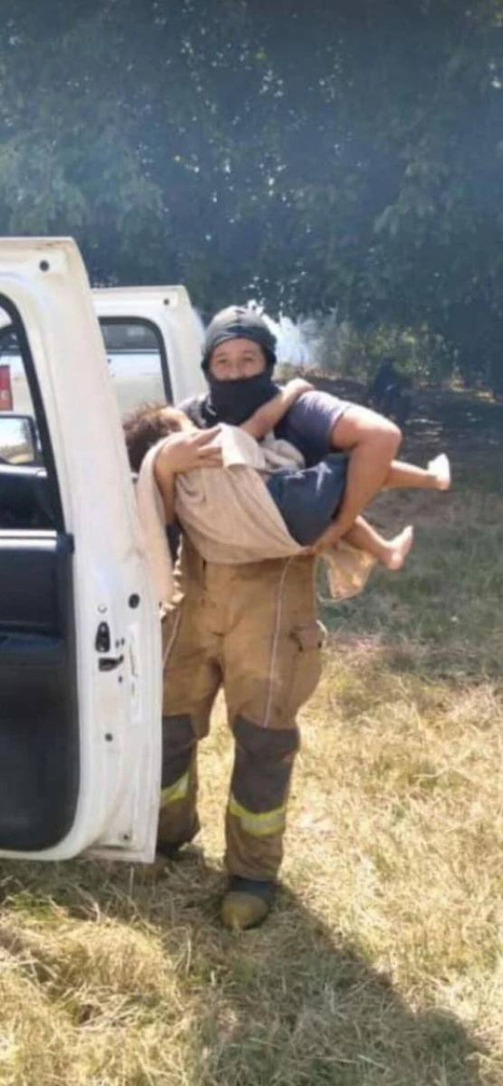 Una bombero rescató a un nene de un incendio en Lavalle y la foto se volvió viral.