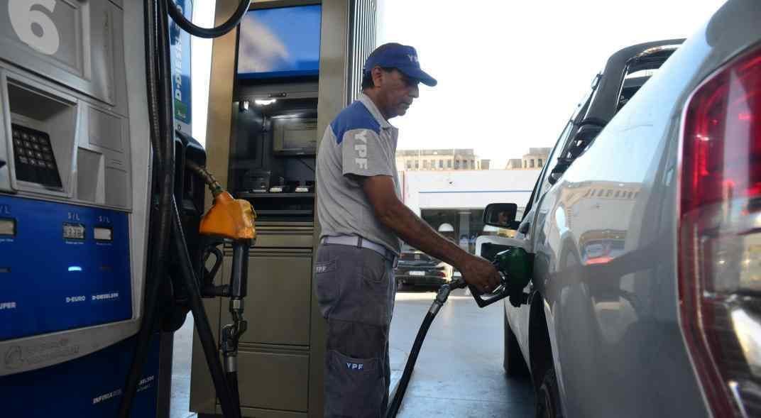 Es el sexto aumento del combustible desde agosto. El primero del 2021. / Los Andes
