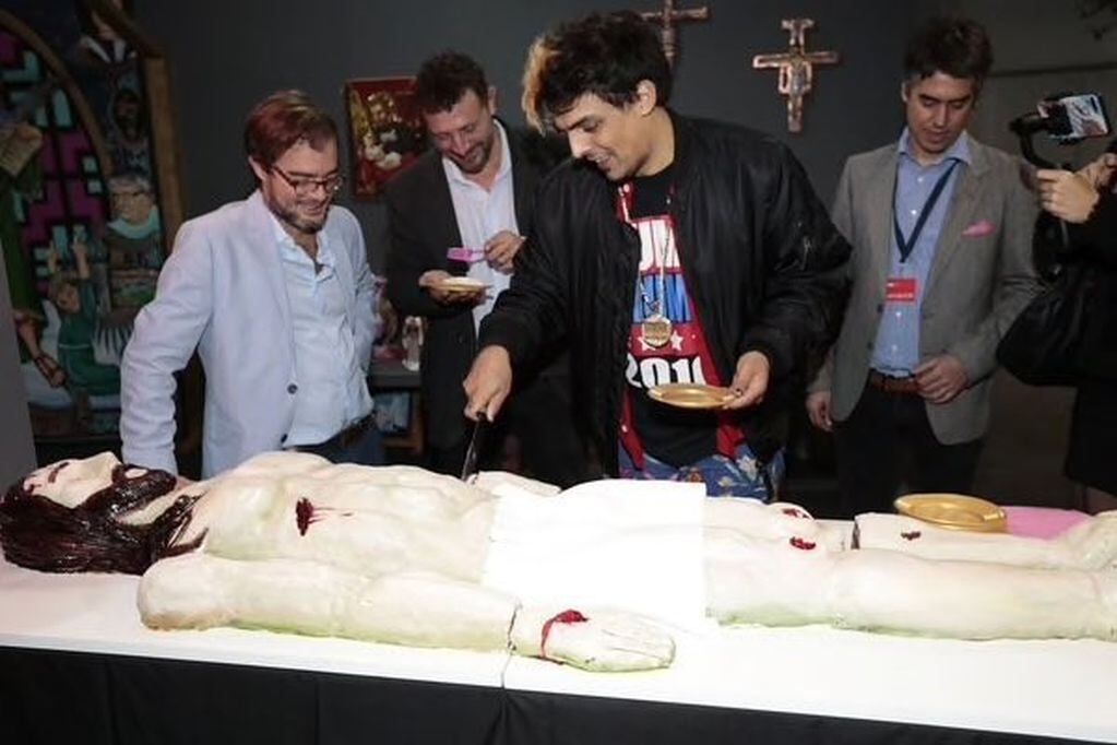 El polémico video de Enrique Avogadro, ministro de Cultura porteño, en el cual degusta una porción de una torta con la forma del cuerpo de Cristo.
