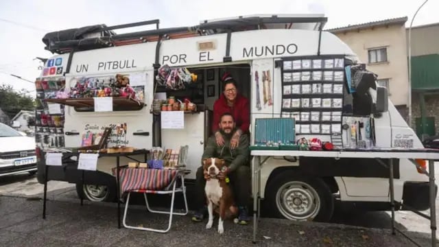Carina, Sebastián, y su pitbull, Atila, viajan por el mundo vendiendo artesanías y refaccionando casas rodantes.