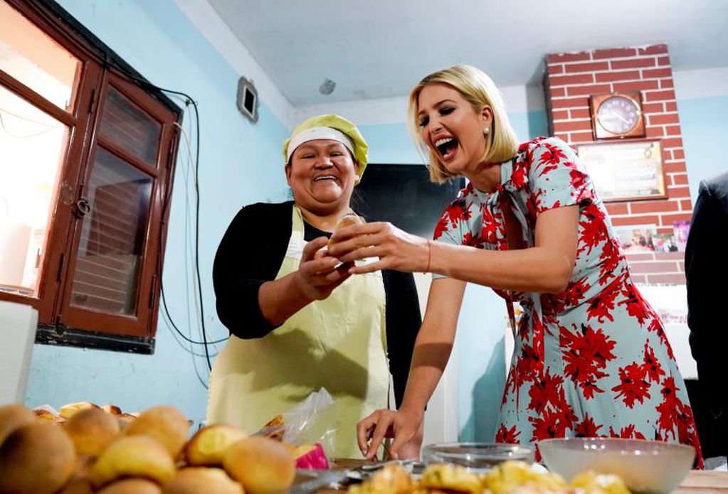 En su emprendimiento de panadería, Graciela Alcocer recibió la visita de Ivanka Trump. Gustosa, la asesora presidencial aprovechó  para aprender a amasar bollitos con queso.  REUTERS/Kevin Lamarque