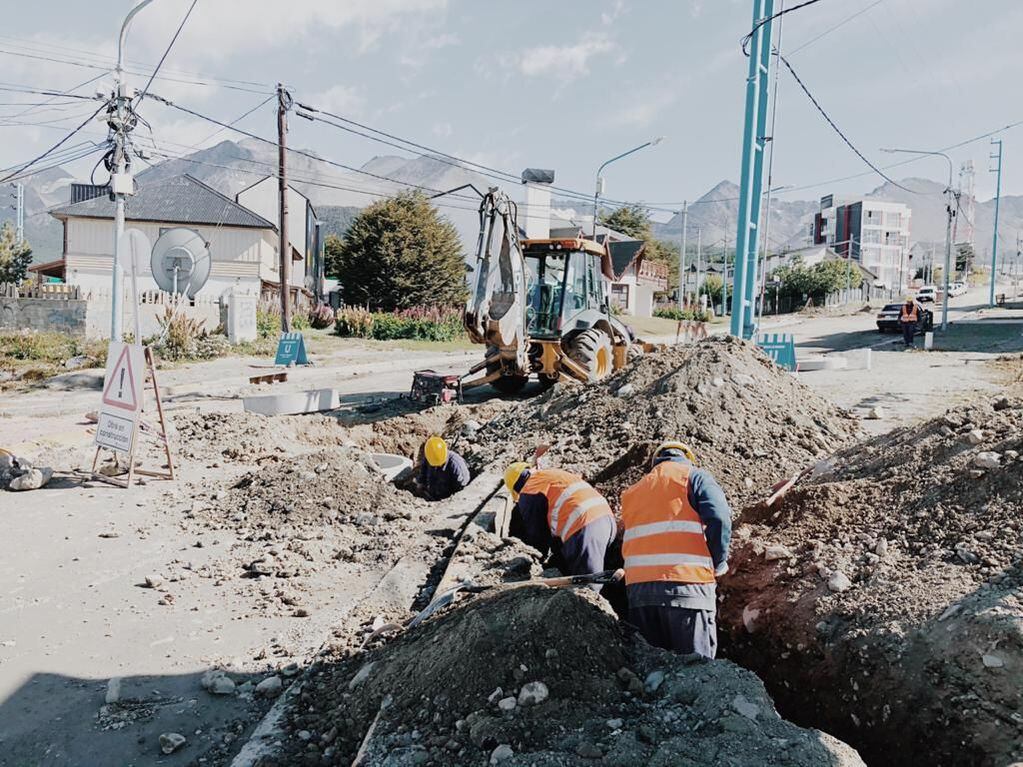 La Municipalidad de Ushuaia continúa con el desarrollo de su plan de obras para la temporada 2021-2022 y en la calle Formosa comenzaron las tareas iniciales de reconstrucción de red pluvial.