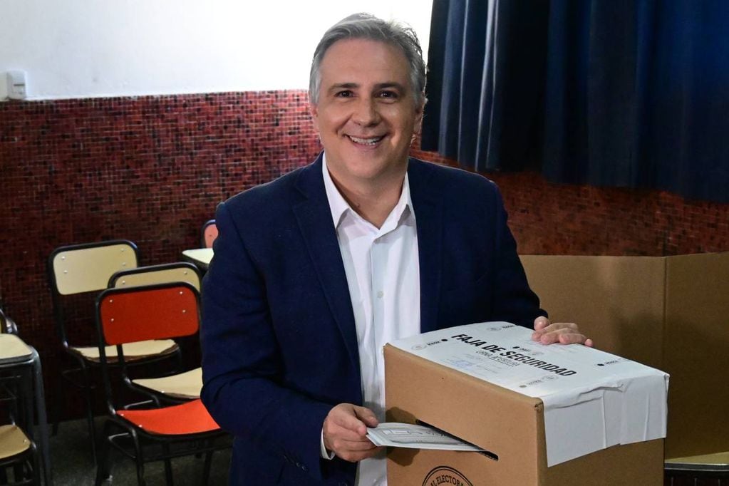 El candidato a gobernador Martín Llaryora votó en una escuela de barrio Centro. (Prensa Hacemos Unidos por Córdoba)