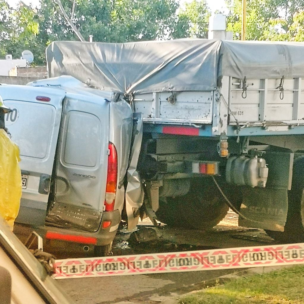 La Renault Kangoo se estrelló de frente contra la parte trasera del camión. (Casilda Virtual)