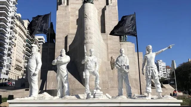 Homenaje a los "caídos" de La Casa de Papel en el Monumento a la Bandera
