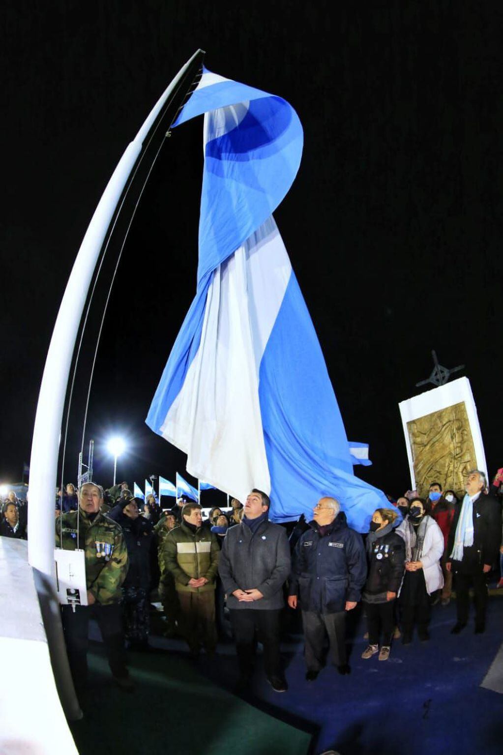 El Intendente Pérez acompañó a los Veteranos durante la Vigilia del 2 de abril.