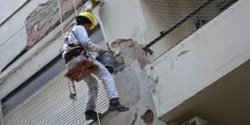 Accidente laboral en Posadas: un obrero de la construcción cayó desde un segundo piso