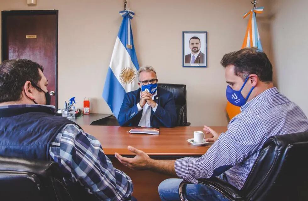 El jefe de Gabinete, Mario Daniele y el subsecretario de Desarrollo Económico, Gustavo Ventura, recibieron al secretario gremial de Luz y Fuerza Patagonia, Ariel Bugliolo.