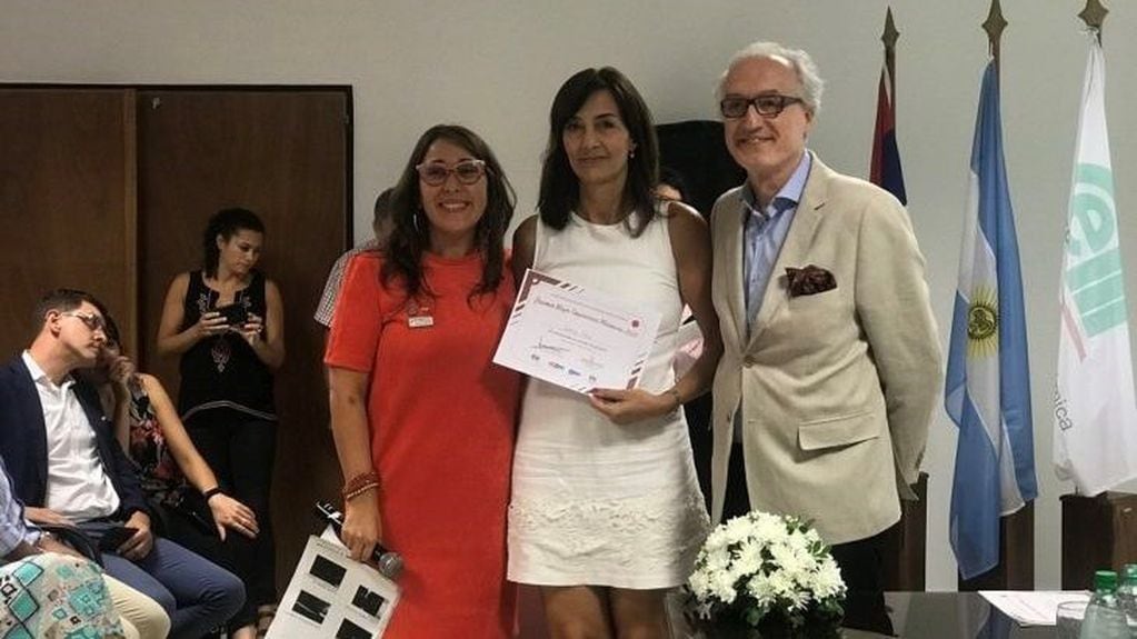 La premiada como Mujer Empresaria del Año, Valeria Oliva, junto a Leticia Espinosa presidenta de la Comisión de Mujeres de la CEM y Ricardo Haene, titular de la CEM. (Misiones Online)