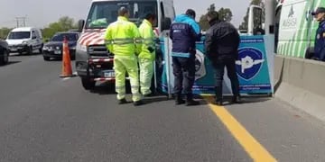 Dos muertos al ser arrollados en la autopista 25 de Mayo (La Plata Noticias).