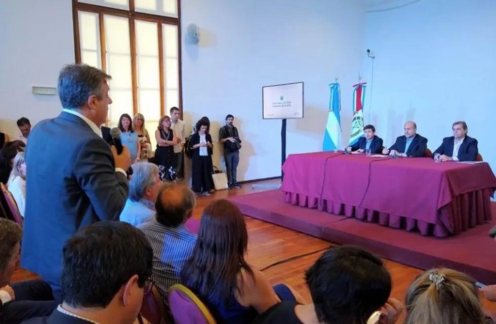 Luis Castellano habló en la firma del convenio entre Provincia y Nación para aplicar las tarjetas alimentarias (Prensa Municipalidad de Rafaela)