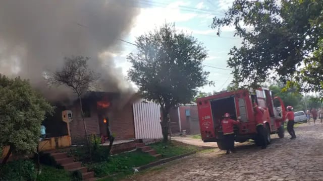 Incendio en el barrio Fátima consumió casi por completo una vivienda
