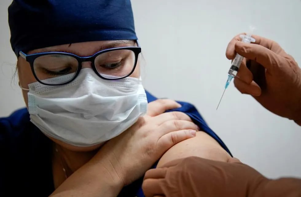 Médica aplicándose la vacuna rusa contra el coronavirus. (REUTERS)