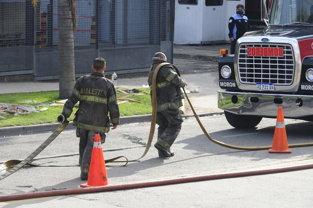 Al menos 20 dotaciones de bomberos trabajaron para apagar el voraz incendio en una panificadora de San Fernando, provincia de Buenos Aires.