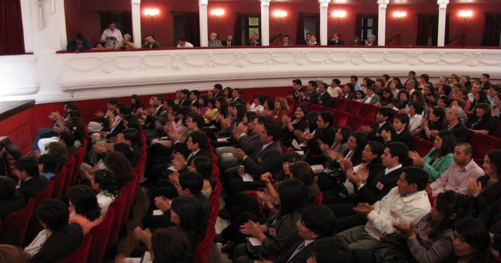 La sala principal del Teatro Mitre albergó más de medio centenar de actos de colación de grados de la UNJu.