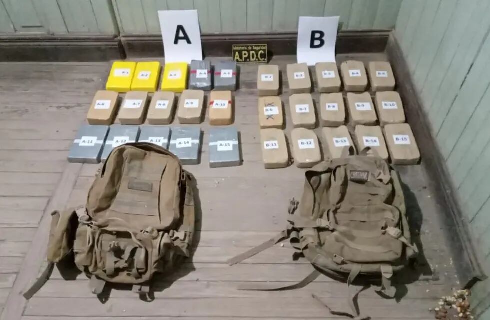 Las mochilas y los "ladrillos" de cocaína, cuyo peso totalizó más de 31 kilos de droga.