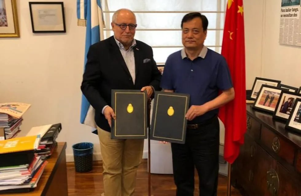 Santa cruz firma convenio académico con China