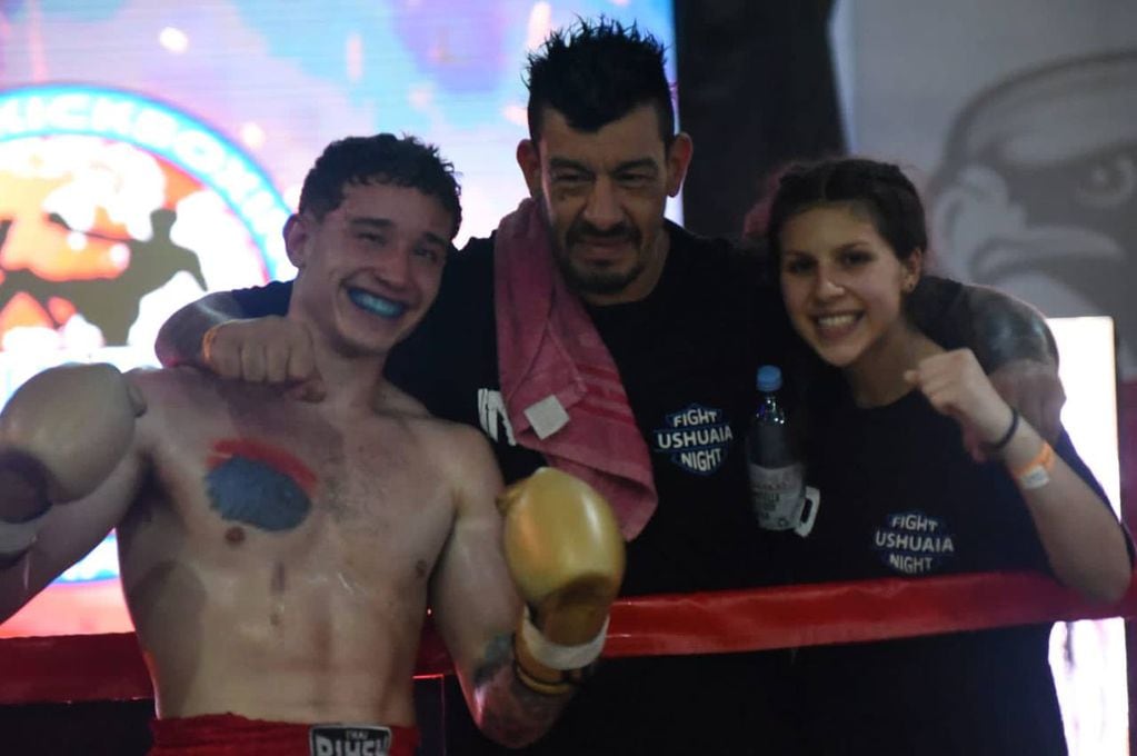 Agustín Jara, Bicampeón Mundial de Kickboxing junto a su entrenador Marín "Chino" Vallejos y su compañera Nair Loreiro, "La Pantera".