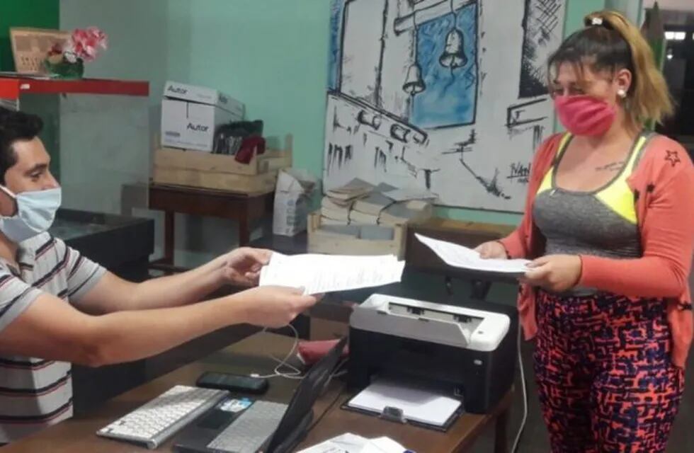 La Biblioteca Popular Paula Albarracín de Sarmiento imprime las tareas escolares de los chicos.