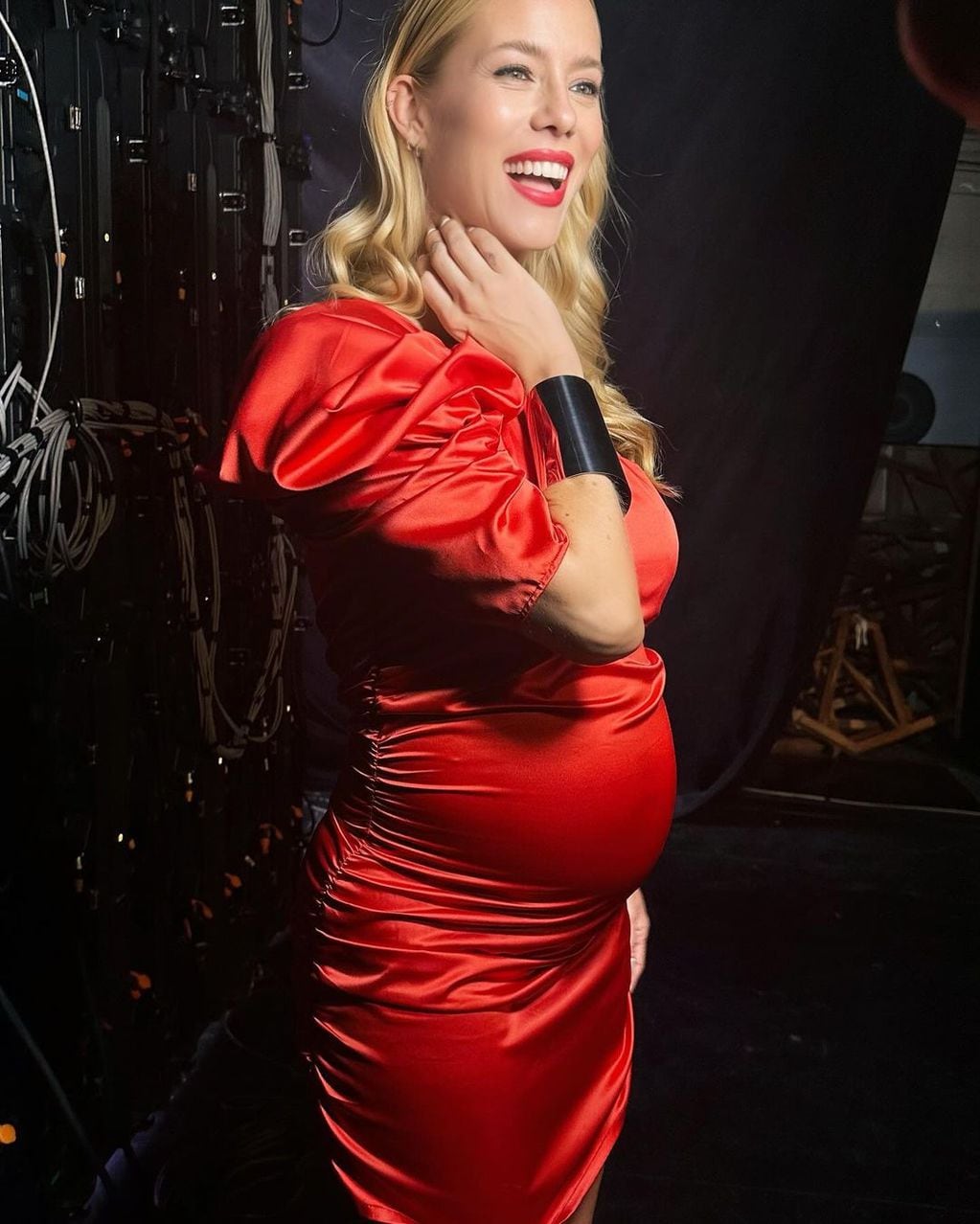 Con un vestido rojo pasión, Nicole Neumann lució su embarazo y deslumbró con su look.